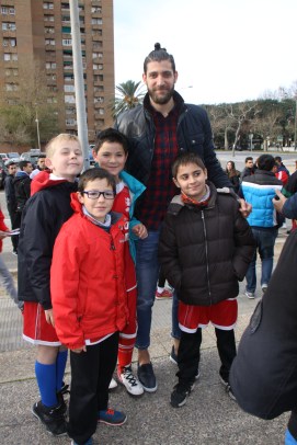 El jugador francés del València Bàsquet amb alguns jugadors Benjamins del Pare Català