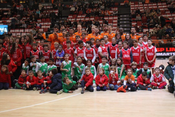 La plantilla del València Bàsquet amb els jugadors del C.B. Lenaesport (Pare Català, Marques del Tùria i Ferrer i Guàrdia).