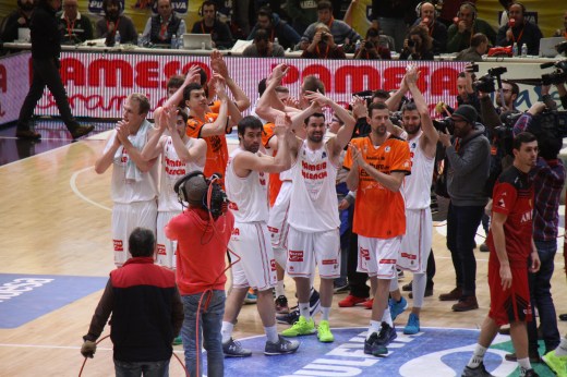 L'equip, tras la victòria, aplaudeix al seu públic entregat